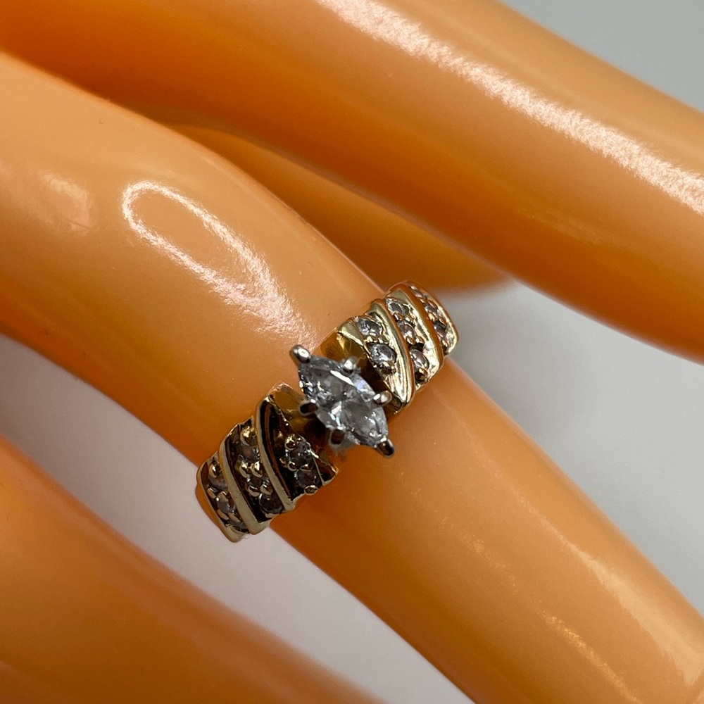 Beautiful 14K Gold Engagement Ring With Diamonds Size: 3-4